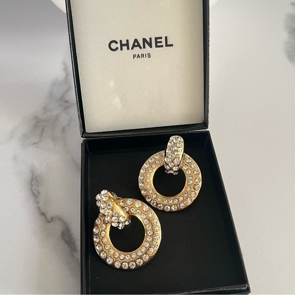 BEAUTIFUL CHANEL Vintage Crystal Gold Drop Clip-On Earrings - Picture 9 of 10